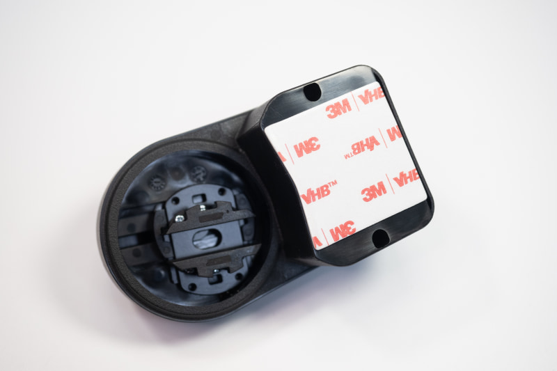 基本的にテープで貼り付けるだけ