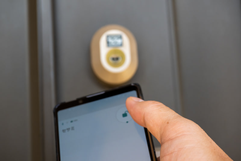 アプリのアイコンをタップするとサムターンが回る