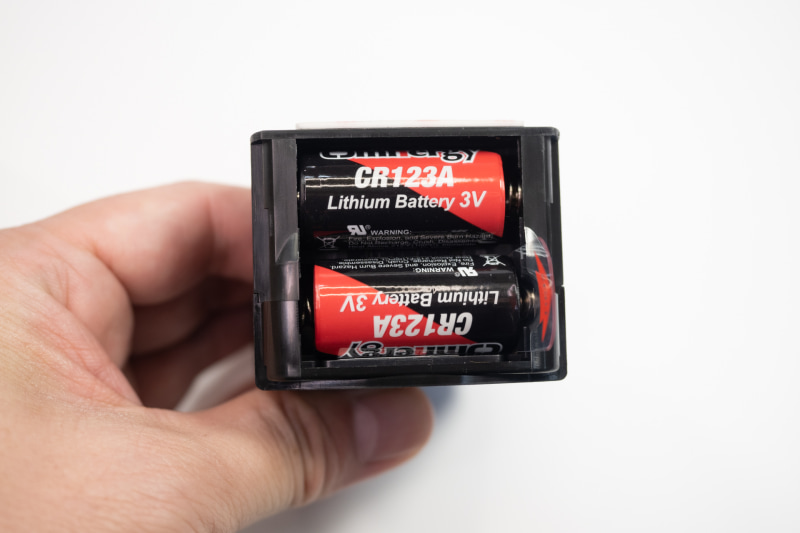 電池式で1800mAhのCR123Aを2本使用