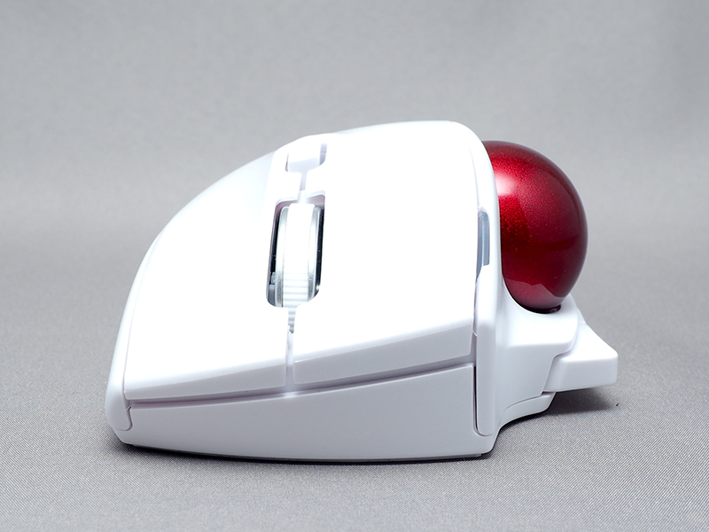 正面から見ると、少し傾いて手をのせやすいエルゴノミクスデザインになっている