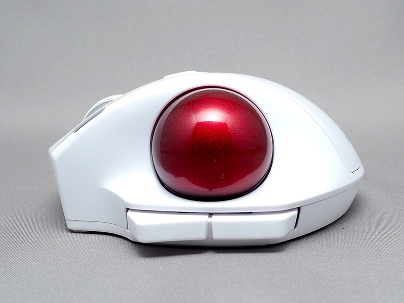 ボールの真下にボタンが配置されている珍しいスタイル