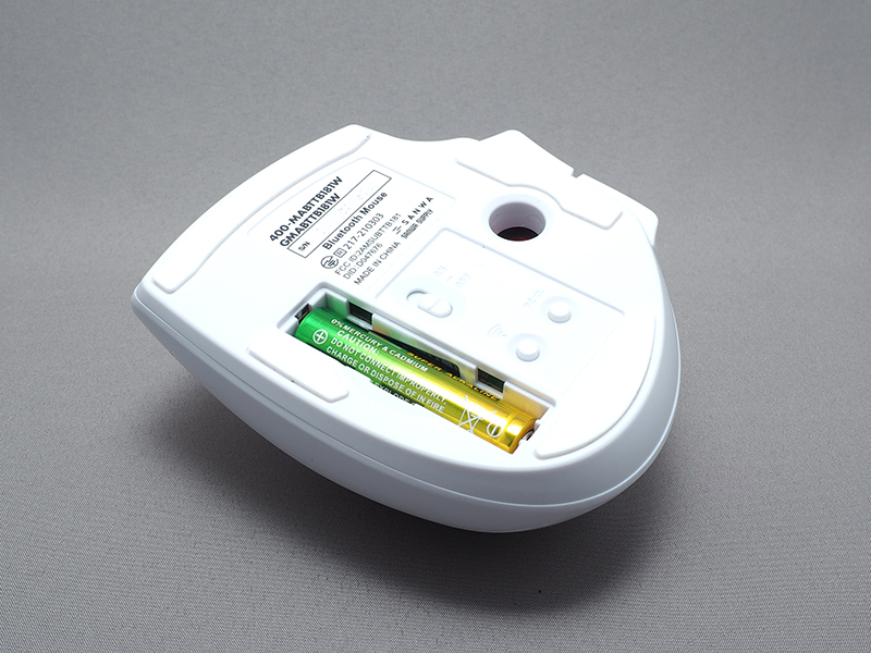 背面に電源スイッチ、ペアリングボタン、機器の切り替えボタンがある。単4電池1本で動作する