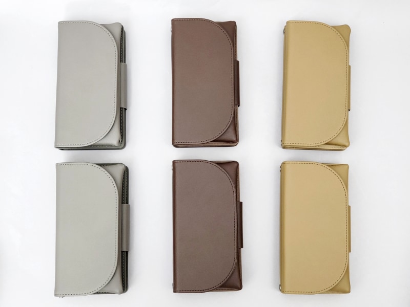 上段がiPhone 13 Pro用で、下段がiPhone 13用。カラーは左からgray、choco、khakiの3色。コードタイプのショルダーストラップが付属していますが、ここでは外した状態で撮影しています