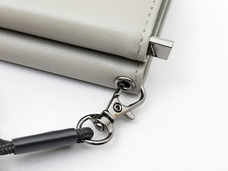 ハトメで補強された部分に、ナスカンで取り付けます。根本に回転カンがついているため、取り回ししやすくなっています