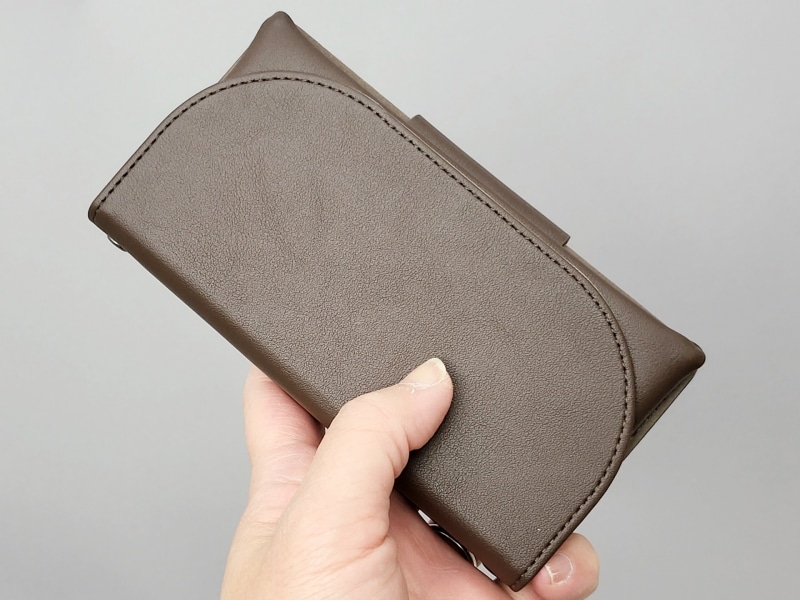 chocoカラー。革靴の色と合わせたくなります。留め具はマグネット式