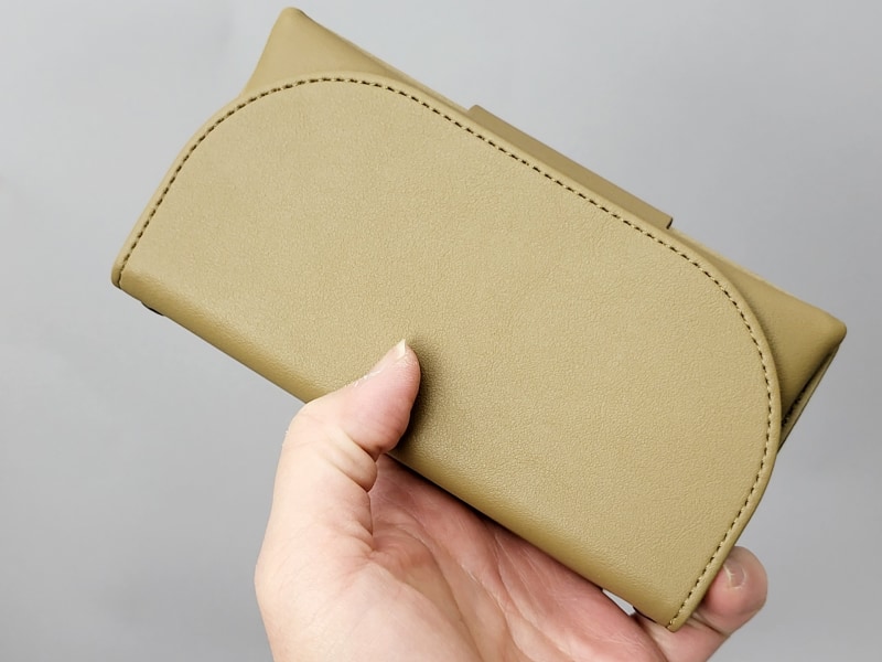 kahkiカラー。少しキャメルに近いイメージ。いずれもPUレザーで手触りがよく、しっとりと手になじみます