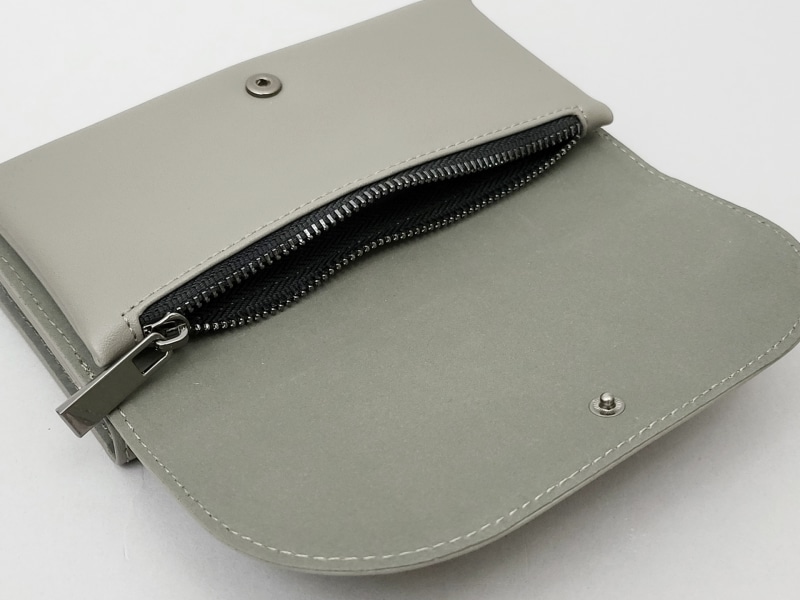 ポーチ部分。マチがあるので、小銭だけでなく、家の鍵も入れておけそうです