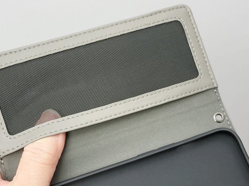 内側のメッシュポケット。カードやお札などを入れておくのに良いでしょう