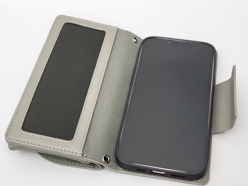 わずかにiPhone 13のエッジ部分が見えていますが、使っているうちになじんで、きれいに隠れるだろうと予想