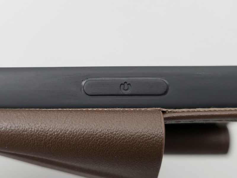 サイドボタン（電源またはスリープ／復帰ボタン）周り