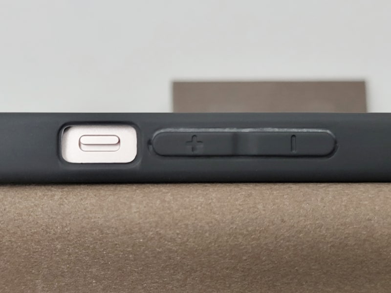 着信／サイレントスイッチと音量調節ボタン周り