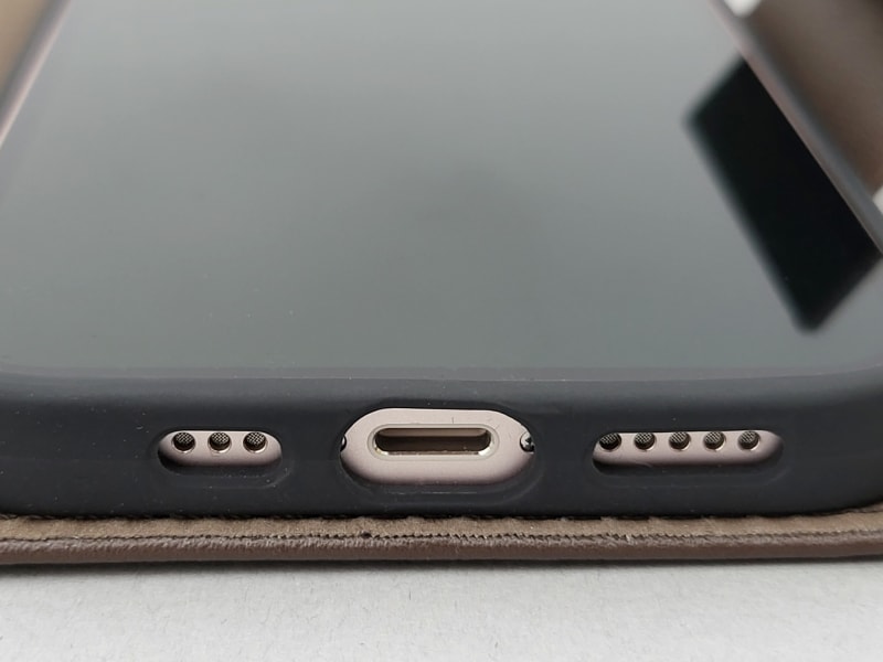 Lightning端子部分も、左右のスピーカー部分も、ていねいにカットされています