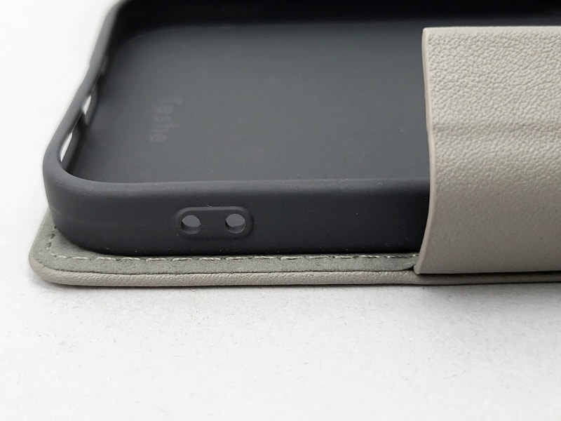 ショルダーストラップを使わずに、好みのスマホストラップをつけることもできます