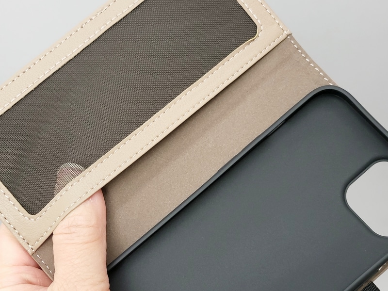 カバー部を開くと、内側にはメッシュポケットがあります。メッシュなので、何を入れているのか一目瞭然。カード、予備の名刺、お札などを入れておけば、万が一のときでも安心です