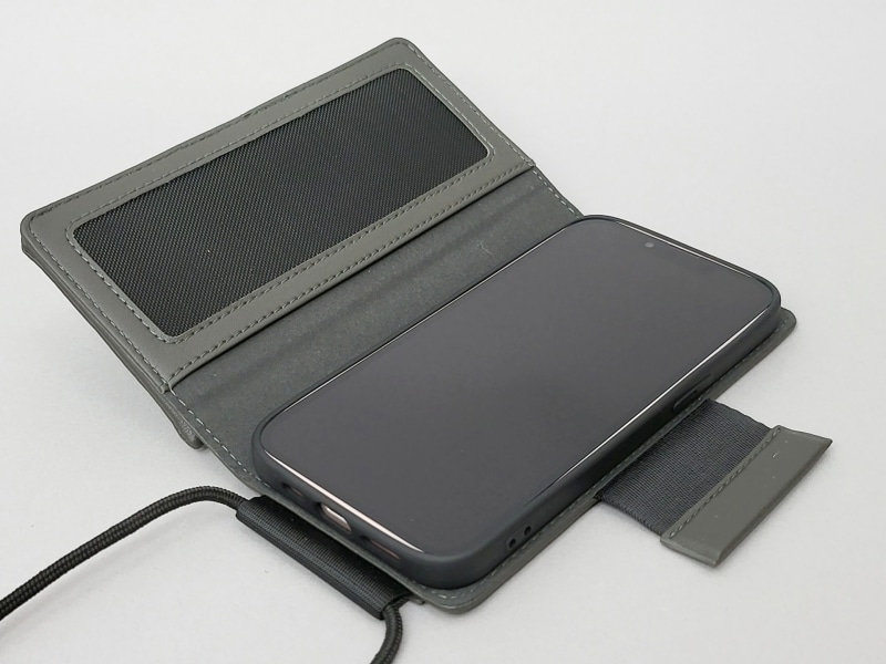 実際にiPhone 13に装着したところ。装着部はTPUなので硬すぎず柔らかすぎず絶妙。多少、エッジが見えてしまっていますが、四隅はしっかりホールドされています