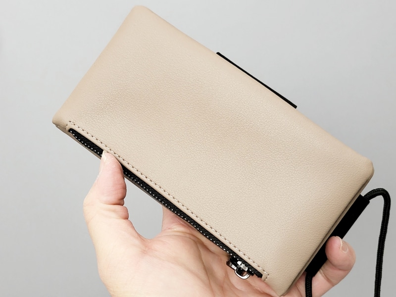 手に持ったイメージ。厚みのあるPUレザーを使っているため、高級感があります。こちらはtaupeカラー