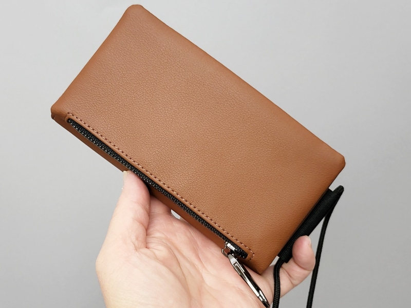 brownカラー。どんな服にも合わせやすそうです