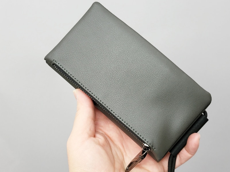 charcoalカラー。モノトーンの装いのときに