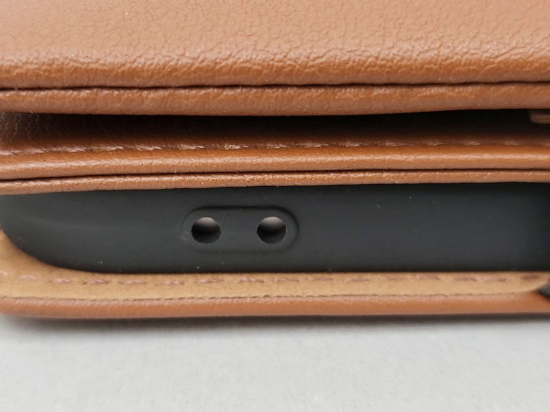 ストラップホール付き