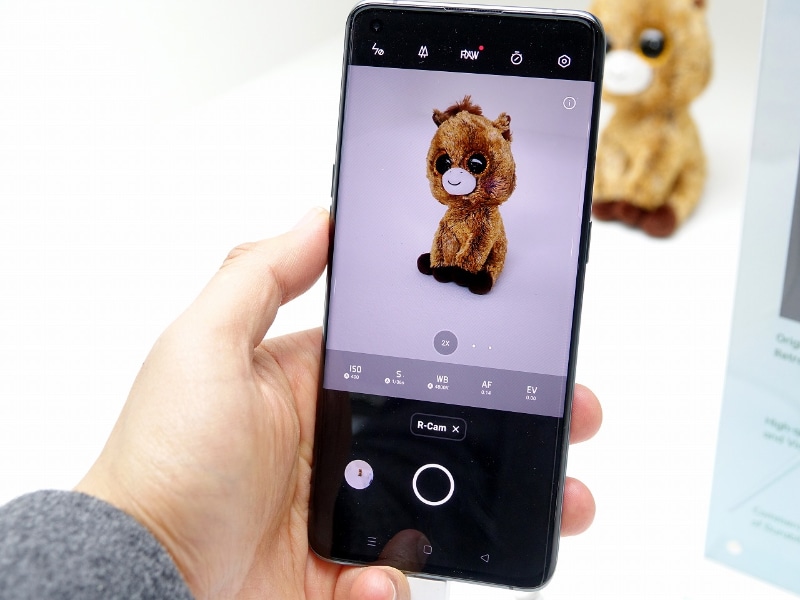1/1.56インチのセンサーを搭載し、F2.4と比較的明るいため、キレイなボケ味を生み出せるという