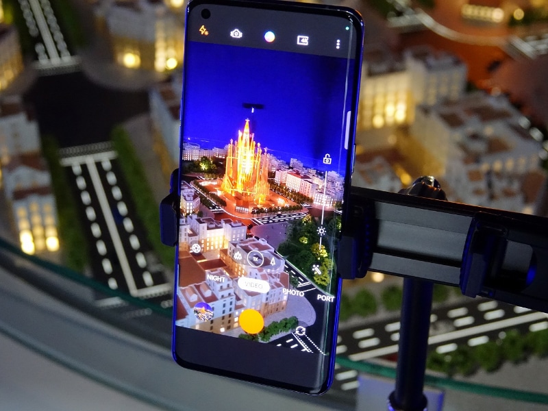 照明を落とした暗い部屋でも、動画撮影時のプレビューはご覧のとおり。これがMariSilicon Xの力だ