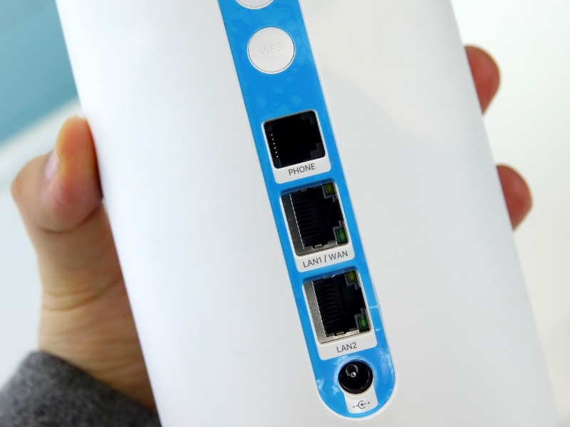 背面にはLANポートや電話用の端子を備える