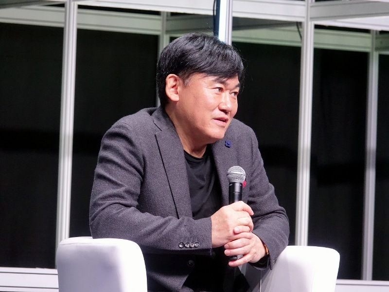 質疑応答にも飛び入り参加した三木谷氏。その後、日本の報道陣からの囲み取材にも答えた