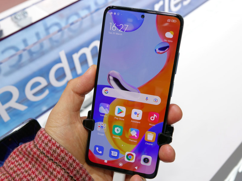 Redmi Note 11 Proは、前2機種と比べてやや大きめ。筆者の手を基準に比較していただければ、違いは分かるはずだ