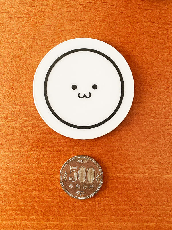 大きさの比較のため500円玉と並べてみました。小さめのコースターくらいのサイズ感です