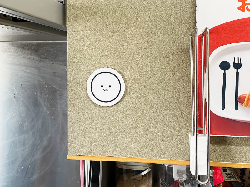 とりあえず戸棚に貼り付けてみました。ガッチリと張り付いて容易には剥がれません