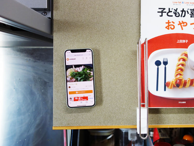 iPhone 12 miniをMagSafeで貼り付け。これでレシピを観ながら料理できます