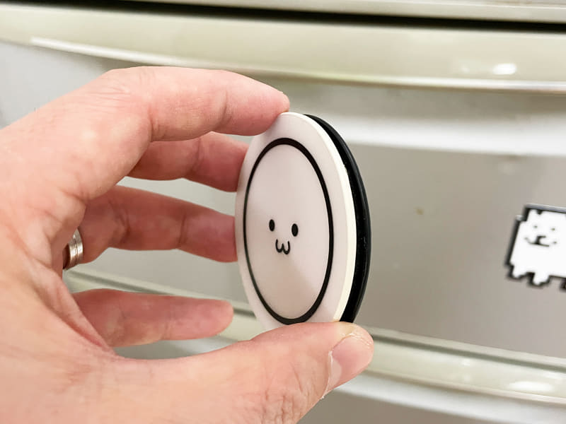 両面に貼り付けたらオセロのコマのようになりました。こうすると冷蔵庫やお風呂の壁などに貼り付けて使用できます