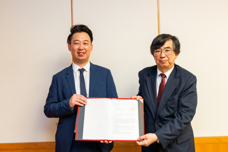 左＝楽天モバイル 代表取締役副社長 矢澤俊介氏。右＝防衛省 整備計画局長 土本英樹氏