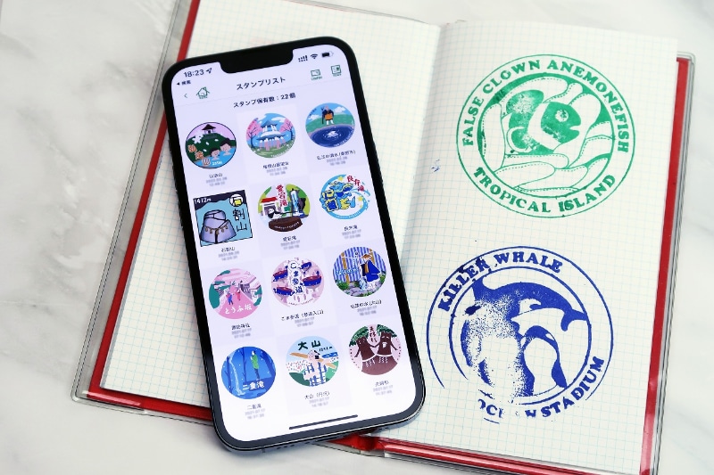 観光地や駅に置いてある実際のスタンプと同じく、その場所に行かないともらえないというのがポイントで、足を運んだ良い記念になります