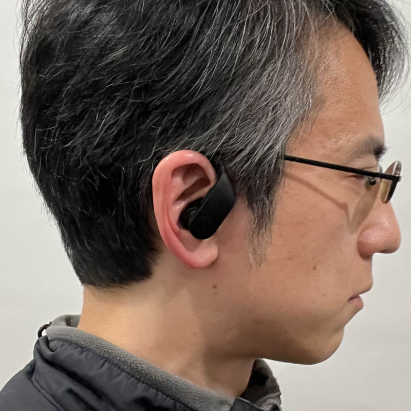 Powerbeats Pro。耳たぶに隠れてるけどフックがある