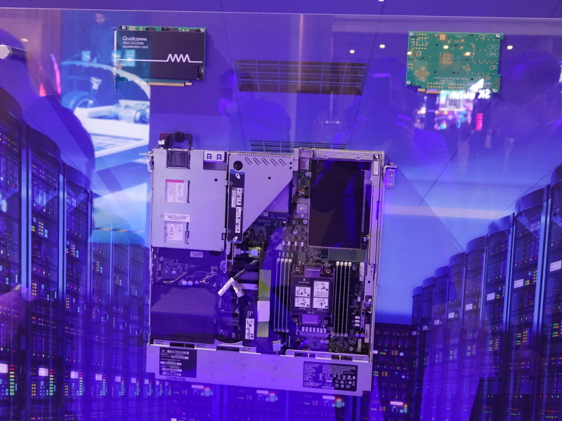 Qualcomm X100 5G RANアクセラレーターカードも展示していた