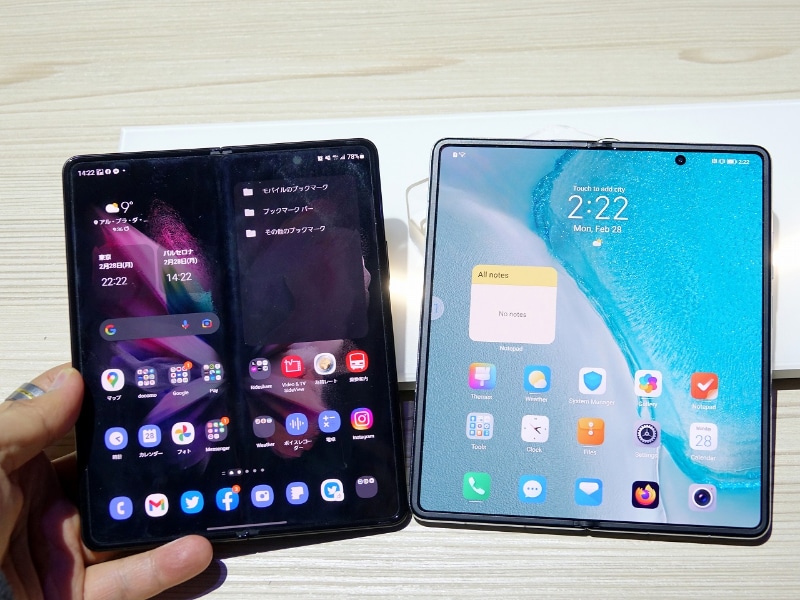 Galaxy Z Fold3 5G（筆者私物、左）との比較。画面サイズが大きい