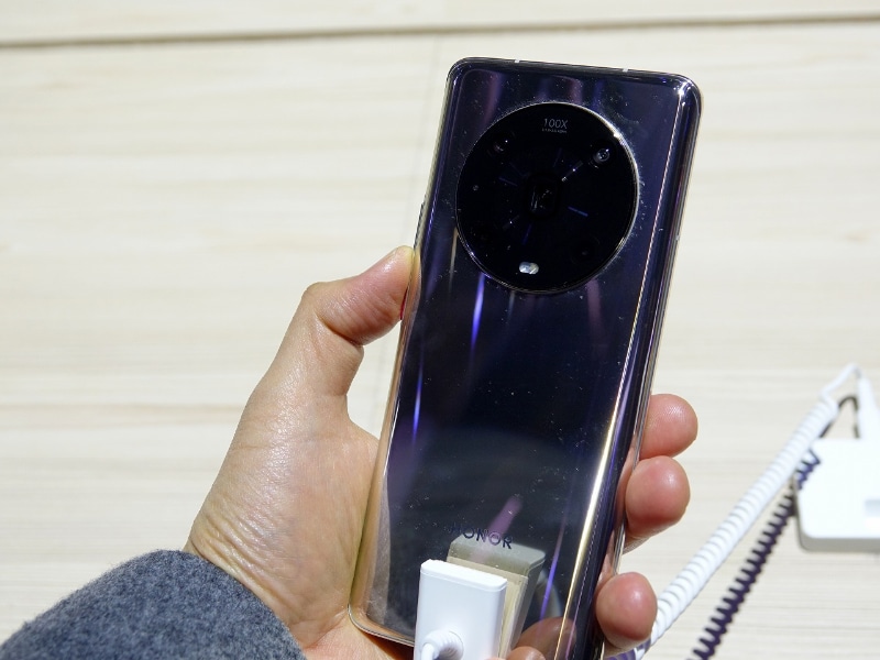 背面のカメラユニットが特徴的なデザイン。ファーウェイのMateシリーズをほうふつとさせる