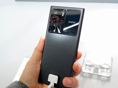 ZTE、Nubia/Bladeの新スマホをお披露目 - ケータイ Watch