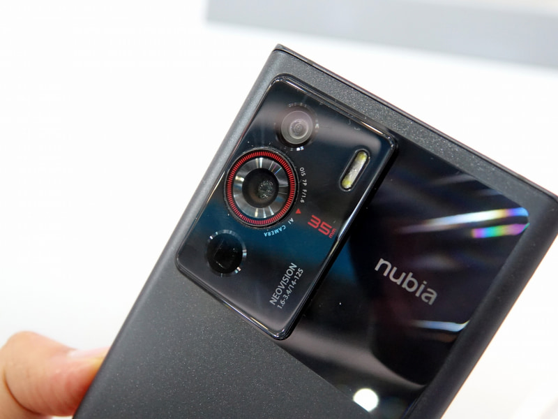 標準カメラの焦点距離は35mm。デザインでも、それが強調されている