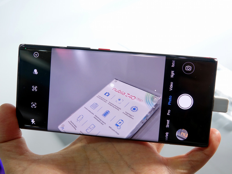 標準カメラで撮ると、一般的なスマホより画角は狭い。EXIFからもその情報が確認できる