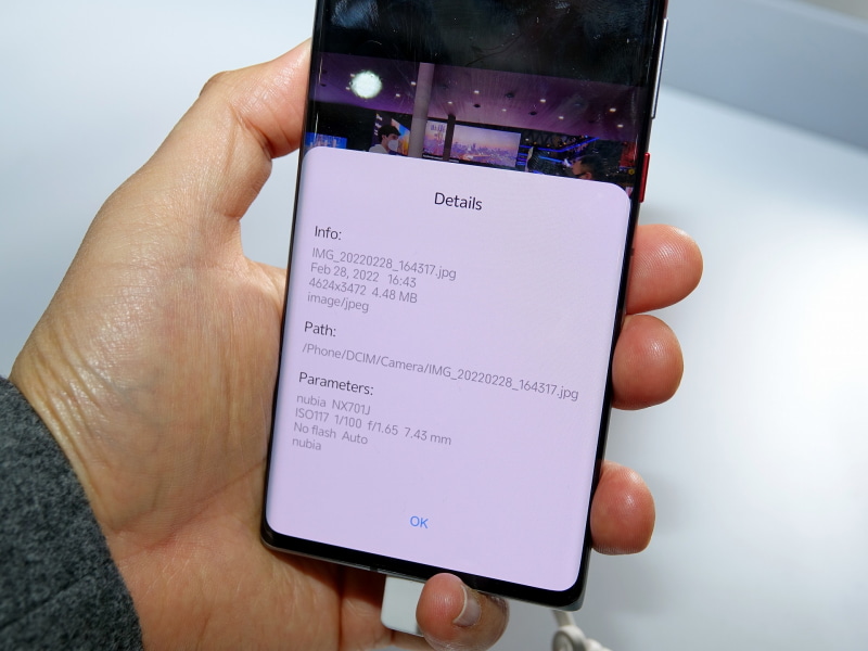 標準カメラで撮ると、一般的なスマホより画角は狭い。EXIFからもその情報が確認できる