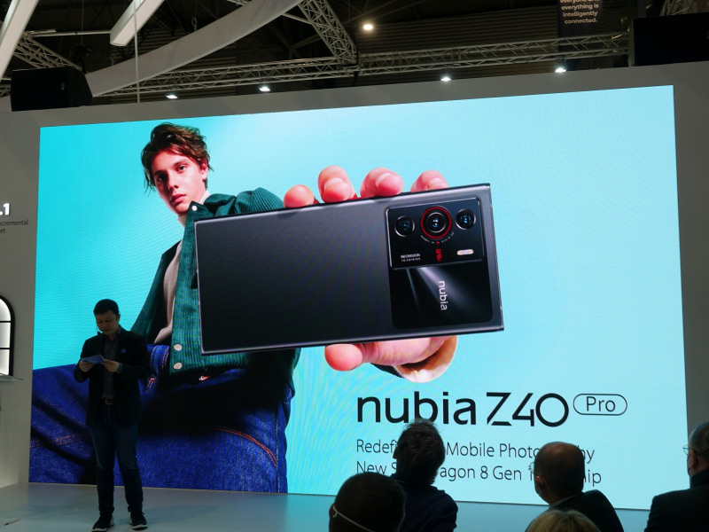 ZTEは、自社ブース内で発表会を開催。CPEやWi-Fiルーター、スマートフォンなど、多彩な製品を発表した