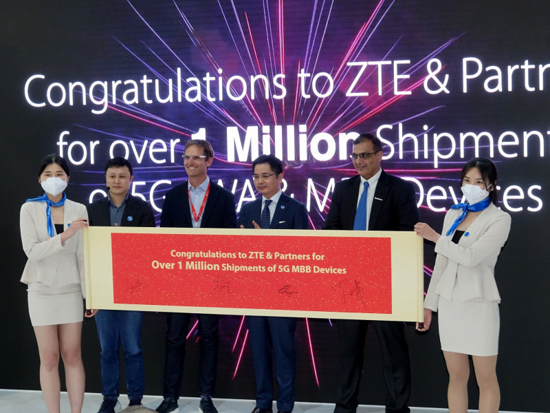 5G対応のCPEやモバイルWi-Fiルーターの出荷数が、100万を超えたという。それを記念したフォトセッションも開催された。巻物にサインをするのが中国流だという