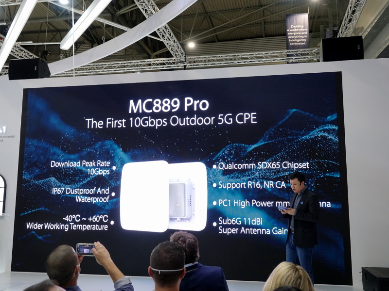 屋外設置用の「MC889 Pro」。3gppのリリース16に準拠しており、下り最大10Gbpsを実現する
