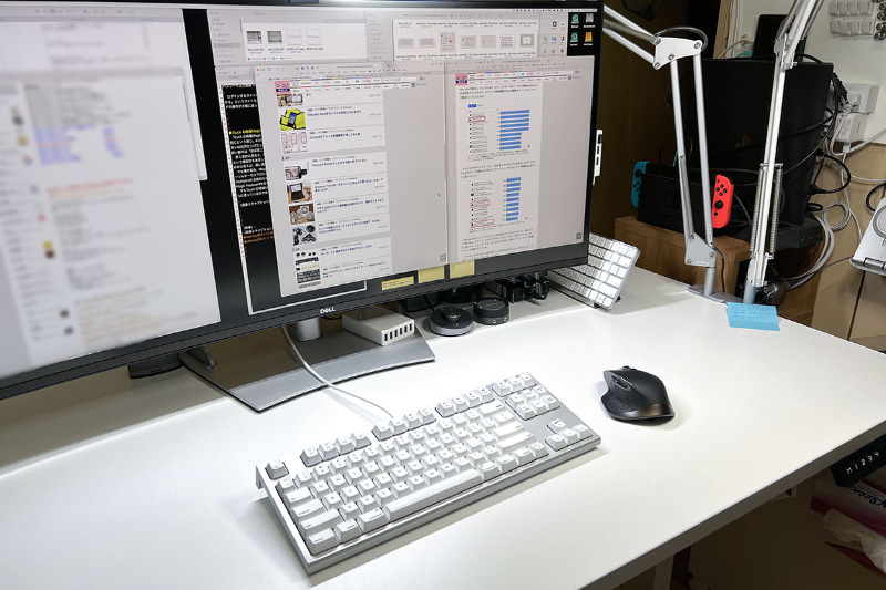 俺的デスクトップ環境。メインに使っているキーボードは東プレ「REALFORCE for Mac TKL」。レビューはコチラ（<a href="https://k-tai.watch.impress.co.jp/docs/column/stapa/1230913.html" class="strong bn" target="_blank">東プレ「REALFORCE TKL for Mac」、このキーボードを待っていたンだっ!!!!</a>）