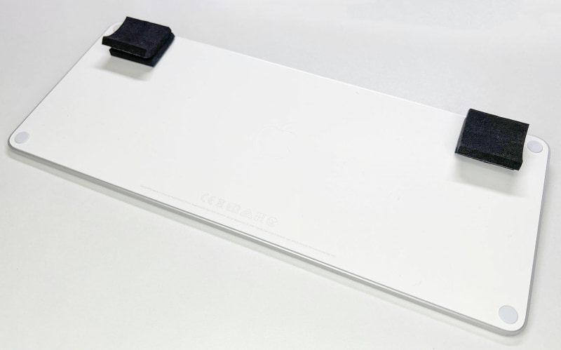 まずはMagic Keyboardの裏面奥側に2枚ずつ貼り、高さを10mmアップしてみた