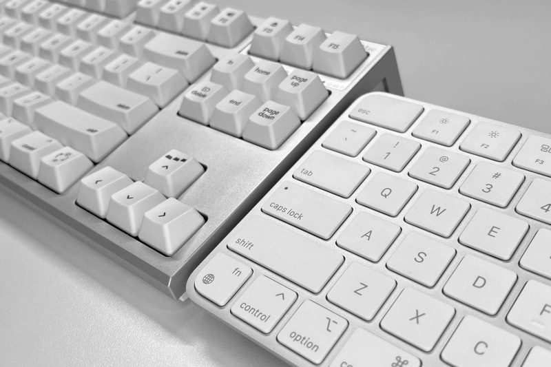 スポンジを増し増しの増し増しにして、REALFORCEとMagic Keyboardの高さと傾斜をだいたい揃えてみた。高さは、押下時にキーのスイッチが入る位置をおおよその目安としてみた