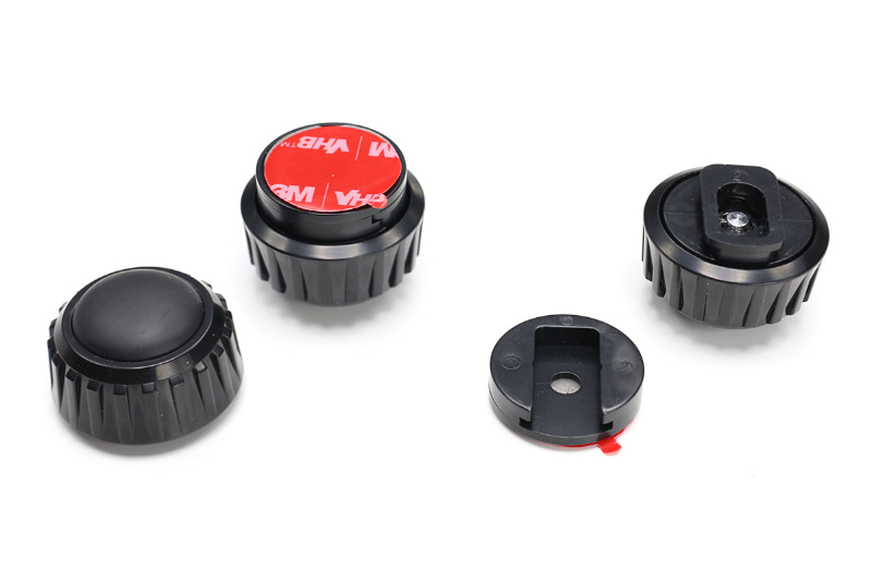 これはHotline gamesブランドのキーボード用スタンド。キーボードの高さ調節用樹脂脚で、キーボード裏面に貼り付けて使う。机面に接する箇所は滑り止め素材。本体を回すと無段階で高さ調節可能（実測で19.5mm〜25mm）。脚はキーボード裏面に貼った台座から分離でき、キーボード携帯時などに脚の突起をなくせる。2個セットで、Amazonにて1480円。写真は黒色だが、今回はMagic Keyboardに合わせてシルバーを使った