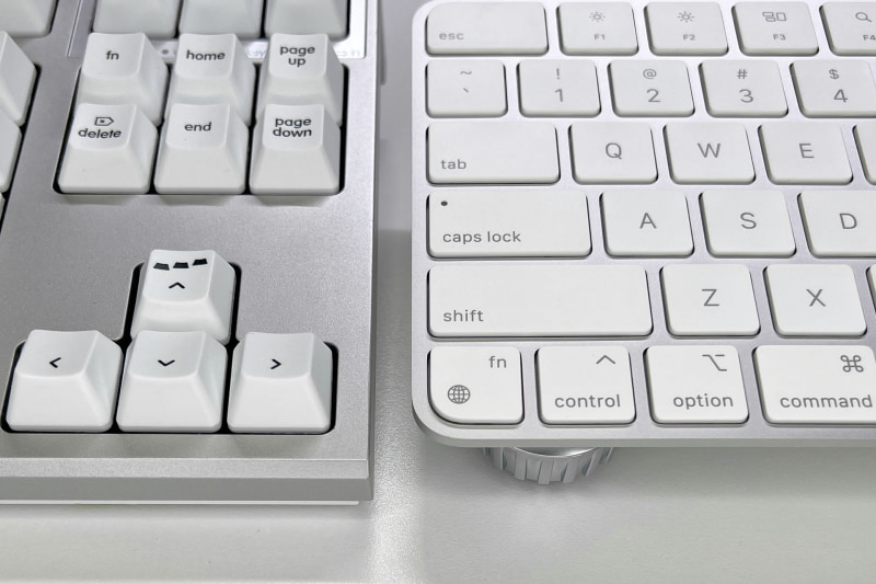 手前の脚はシルバーなので、あまり違和感はない